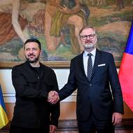 Tématem jednání byla další česká pomoc Ukrajině. Premiér Petr Fiala zmínil například výcvik ukrajinských pilotů. „Dnes jsme se domluvili, že se s partnery z koalice ochotných zaměříme na výcvik ukrajinských pilotů na letadlech L-39 i stíhačkách F-16. V Česku může výcvik probíhat například v Náměšti,“ řekl.