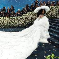 Zpěvačka a herečka Diana Ross se na slavnostním večeru Met Gala 2025 předvedla ve vlastnoručně navržených šatech s vlečkou z bílého peří a řekami křišťálu.