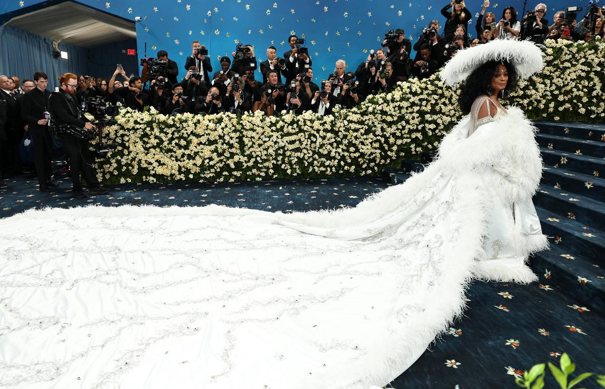 Zpěvačka a herečka Diana Ross se na slavnostním večeru Met Gala 2025 předvedla ve vlastnoručně navržených šatech s vlečkou z bílého peří a řekami křišťálu.