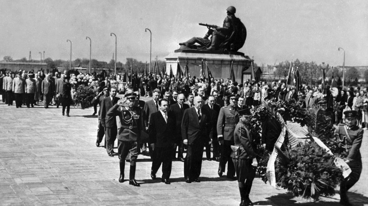 Před 70 lety vznikla Varšavská smlouva. Protipól NATO, který zasáhl do vlastních řad