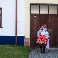 Obec se oblékla do tradičního zdobného kroje.