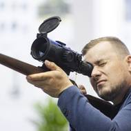 ...například zaměřovače na vojenské pušky od firmy Meopta za miliardy korun poputují na Filipíny, Indonésie či Brazílie. Firma tam uzavřela či uzavře kontrakty na desetitisíce kusů.