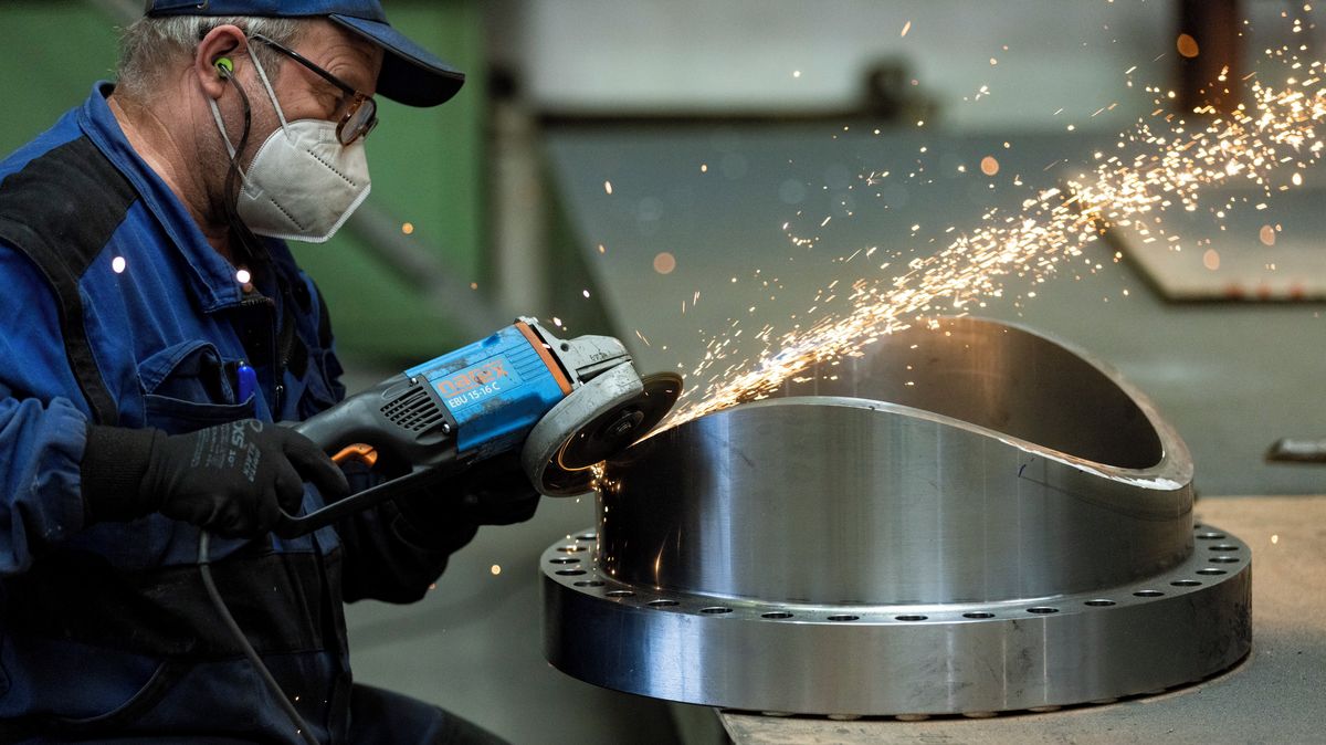 Český průmysl v únoru: Výroba roste, zakázky brzdí vysoký základ