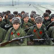 Záložníci Rudé armády na cestě na frontu před Moskvou. Vyfoceno na přelomu let 1941/1942. Ofenzíva Wehrmachtu se zastavila nedaleko metropole. Jedním z důvodů bylo mrazivé počasí, se kterými němečtí plánovači nepočítali.