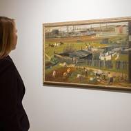 Na fotografii si návštěvnice výstavy Obraz Plzně v uměleckých dílech 19. a 20. století, která v Masných krámech potrvá do 1. června, prohlíží malbu nazvanou Plzeňské předměstí s brigádou  Josefa Tetínka z roku 1951.