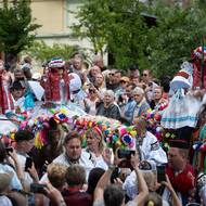 Organizátoři mají co dělat, aby se prodrali davem s mobily v rukou.