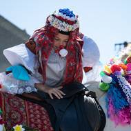Vyškrábat se v ženském kroji do sedla není pro malého Františka nic jednoduchého.