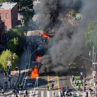 Protestující na krátkou dobu zablokovali silniční komunikace a zapalovali auta.