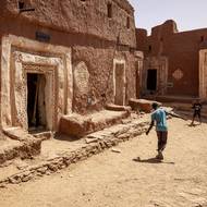 Hromady kamení a rozryté zdi svědčí o dopadech posledního, obzvláště silného období dešťů.