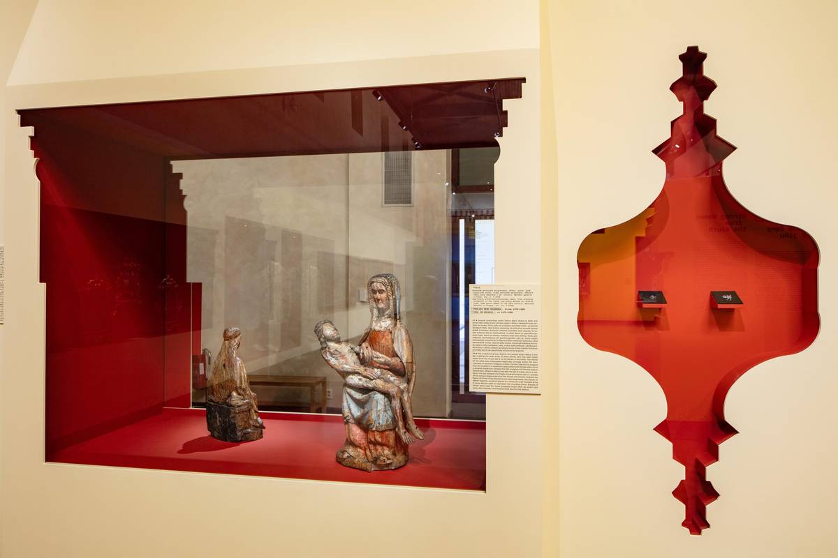 Sousoší Pieta pochází zhruba z let 1370 až 1380, znázorňuje sedící Pannu Marii, která na klíně drží mrtvé tělo Ježíše Kriste, jež bylo sňato z kříže a následně bude uloženo do hrobu.