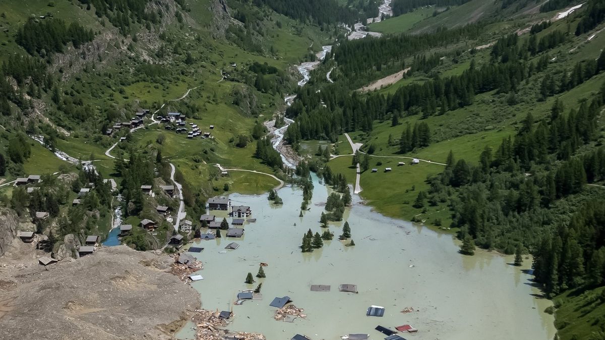 Z vesnice je jezero. Fotky ukazují proměnu švýcarské obce po masivním sesuvu