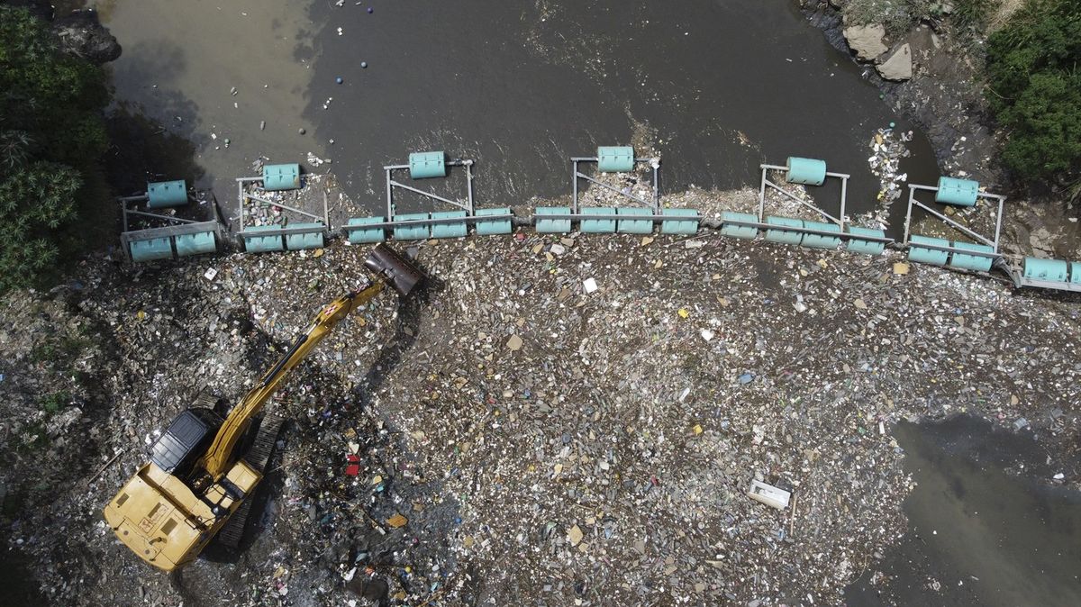 Fotky: Tak funguje barikáda proti odpadu, který zamořuje oceány