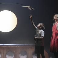 Jakub Barták  jako chlapec a Veronika Lazorčáková v roli babičky.