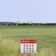 Na dopravu těžkých komponent budou třeba okolní silnice. Do jejich oprav napumpuje stát okolo 15 miliard korun. 