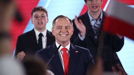 Polským prezidentem bude Nawrocki. Bil se s chuligány, teď chce zastavit Tuska