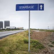 Starbase rovně, naviguje značka na silnici u jihotexaského města Brownsville. Hvězdná základna je centrálou projektu Starship a jakýmsi svatostánkem svého zakladatele Elona Muska, nejbohatšího muže planety a do nedávné hádky i jednoho z nejbližších spolupracovníků amerického prezidenta Donalda Trumpa.