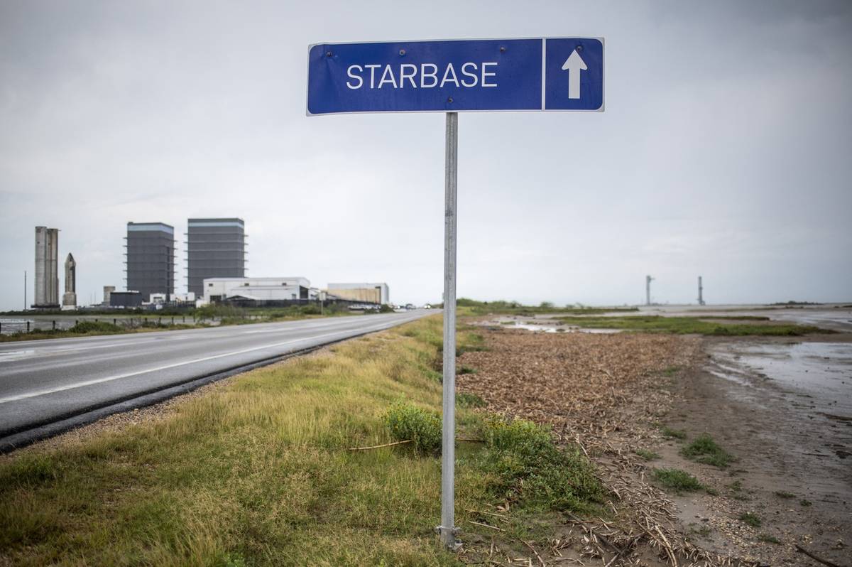 Starbase rovně, naviguje značka na silnici u jihotexaského města Brownsville. Hvězdná základna je centrálou projektu Starship a jakýmsi svatostánkem svého zakladatele Elona Muska, nejbohatšího muže planety a do nedávné hádky i jednoho z nejbližších spolupracovníků amerického prezidenta Donalda Trumpa.