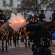 Několik příslušníků losangeleské policie utrpělo zranění. Mezi zraněnými jsou i novináři.
