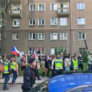 Propalestinští demonstranti po debatě Petra Fialy v Ostravě.