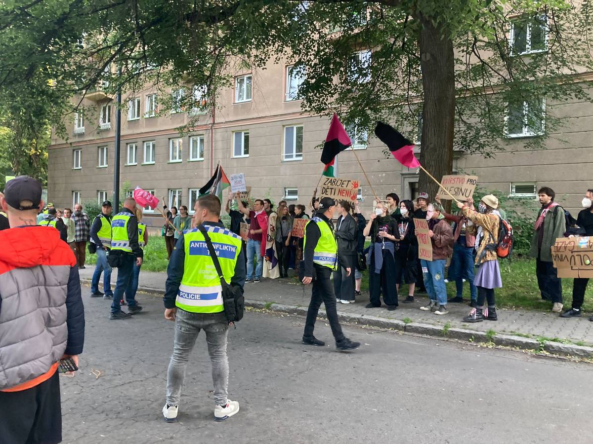 Propalestinští demonstranti po debatě Petra Fialy v Ostravě.