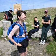 Turisté ale zároveň řeší, kam si v přírodě zajít na záchod. Třeba skupinka, kterou vede Slovenka Paula.