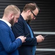 ... tým Petra Fialy řeší krizovou komunikaci. 