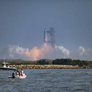 I přes protesty místních aktivistů získala SpaceX od Federálního úřadu pro letectví povolení navýšit počet startů ročně z pěti na 25. „Jsme jednou z nejchudších komunit v zemi… A máme co do činění s největším tyranem na planetě, Elonem Muskem,“ popsala pro AFP svůj pohled na věc Bekah Hinojosa, která proti počínání SpaceX protestuje. (Raketa Starship startuje ze základny Starbase, 27. května.)