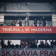 Sobotní koncert pro 33 tisíc diváků, největší v dosavadní kariéře, nicméně známý český zpěvák zahájil na tribuně fotbalového stadionu.