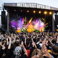 Do areálu sousedícího s plzeňskou zoologickou zahradou přijely na Metalfest za tvrdou hudbu stejně jako každý rok tisíce lidí.