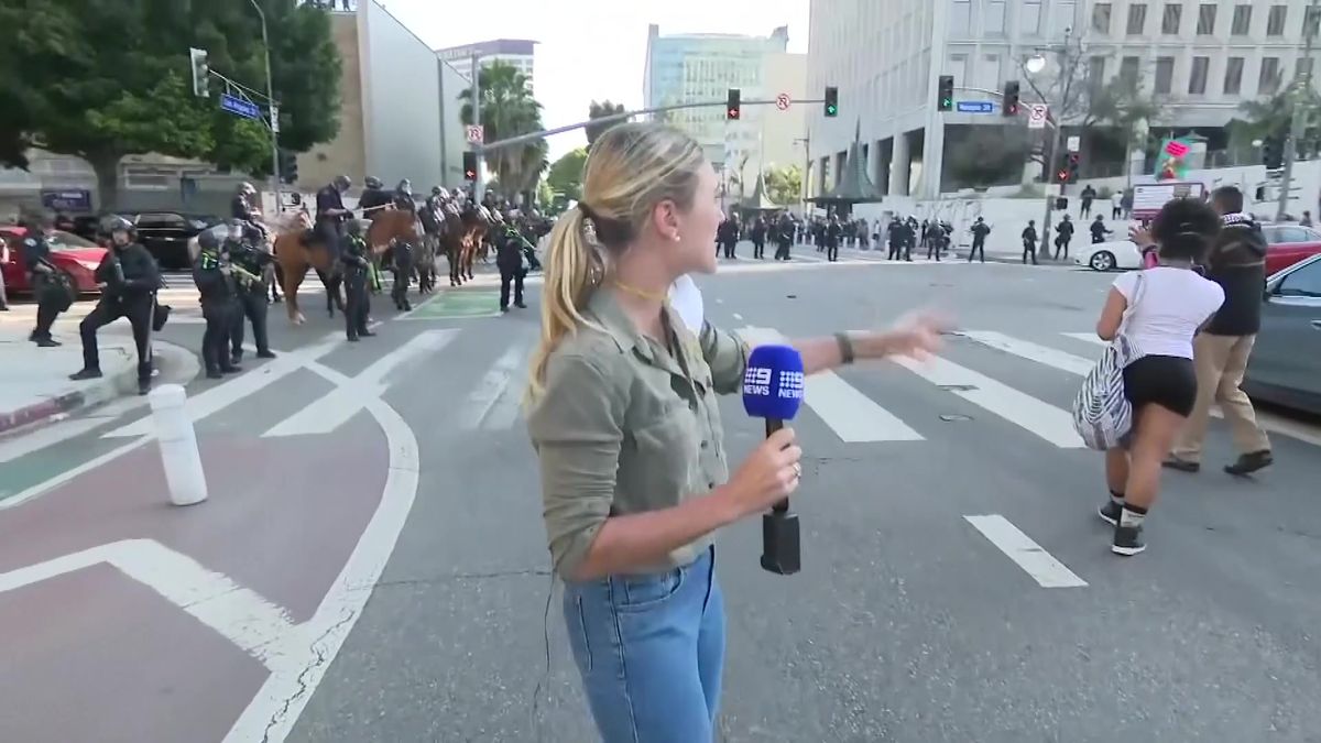 Video: Projektil v L. A. zasáhl reportérku. Austrálie protestuje