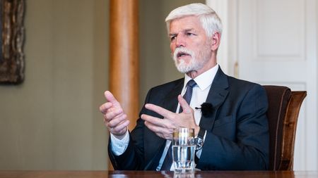 Musíme doplnit díry v obraně, říká Pavel k pěti procentům na armádu