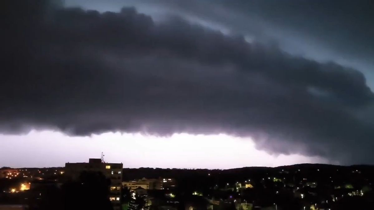 Noční bouřka byla podle meteorologů nadprůměrně blesková. Výstraha platí i dnes