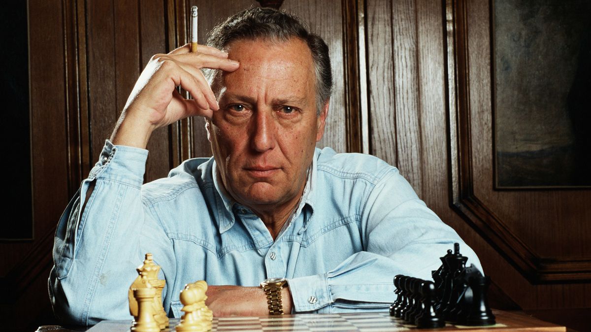 „Pomiloval ses s StB.“ Forsyth byl v Praze sledován
