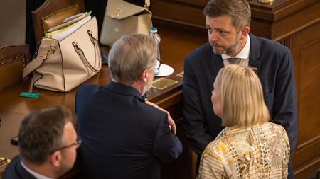 Poslanci mimořádně řeší Blažkovu bitcoinovou kauzu, končící ministr nepřijde