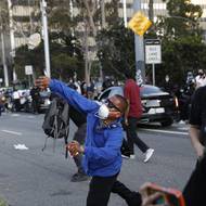 Protesty vypukly v pátek poté, co imigrační úřady provedly ve městě sérii razií a zadržely nejméně 44 lidí za údajné porušení imigračních předpisů.