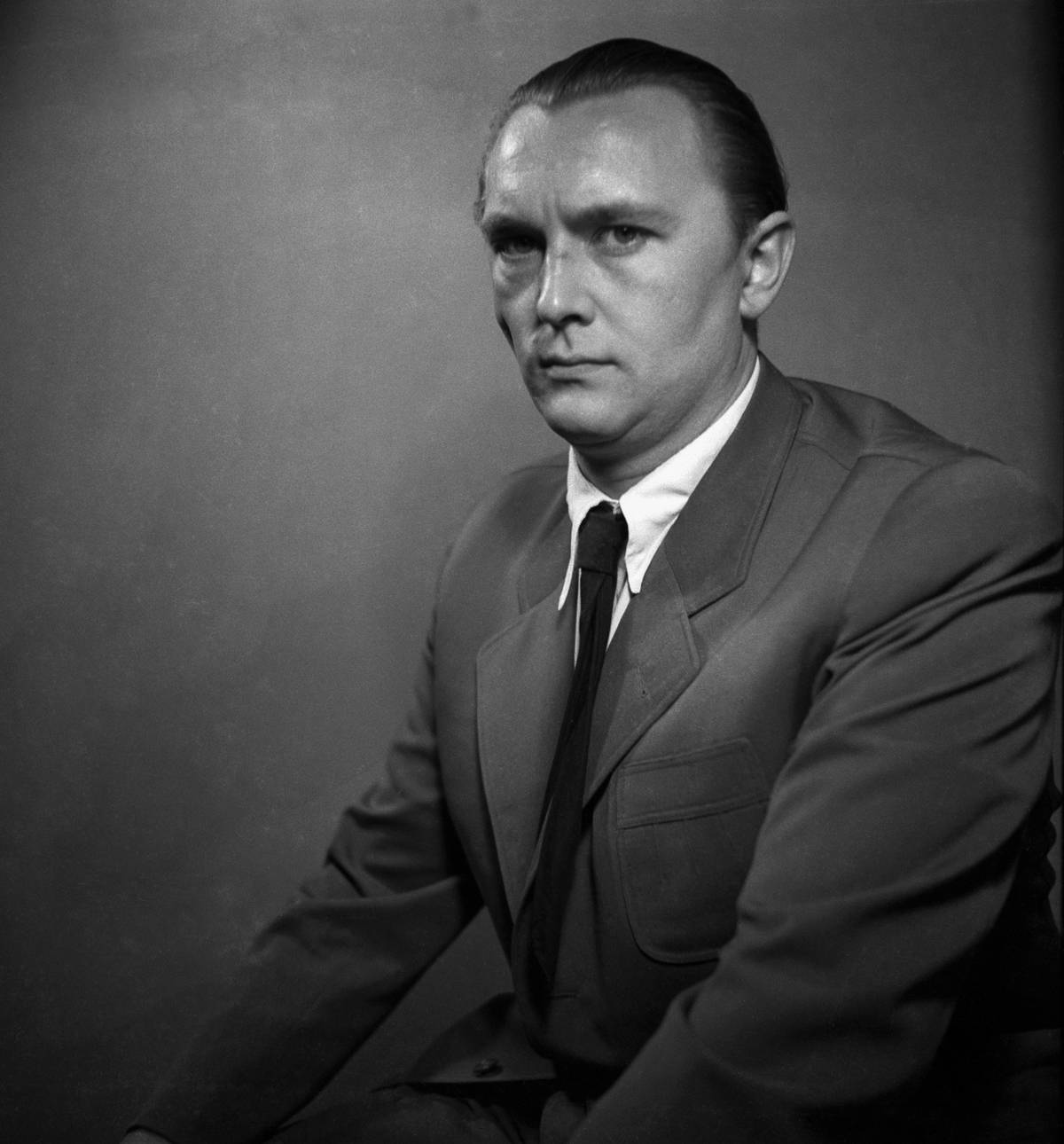 Václav Chochola: Jiří Trnka - portrét v Prozatímním divadle v Karlíně, 1942.