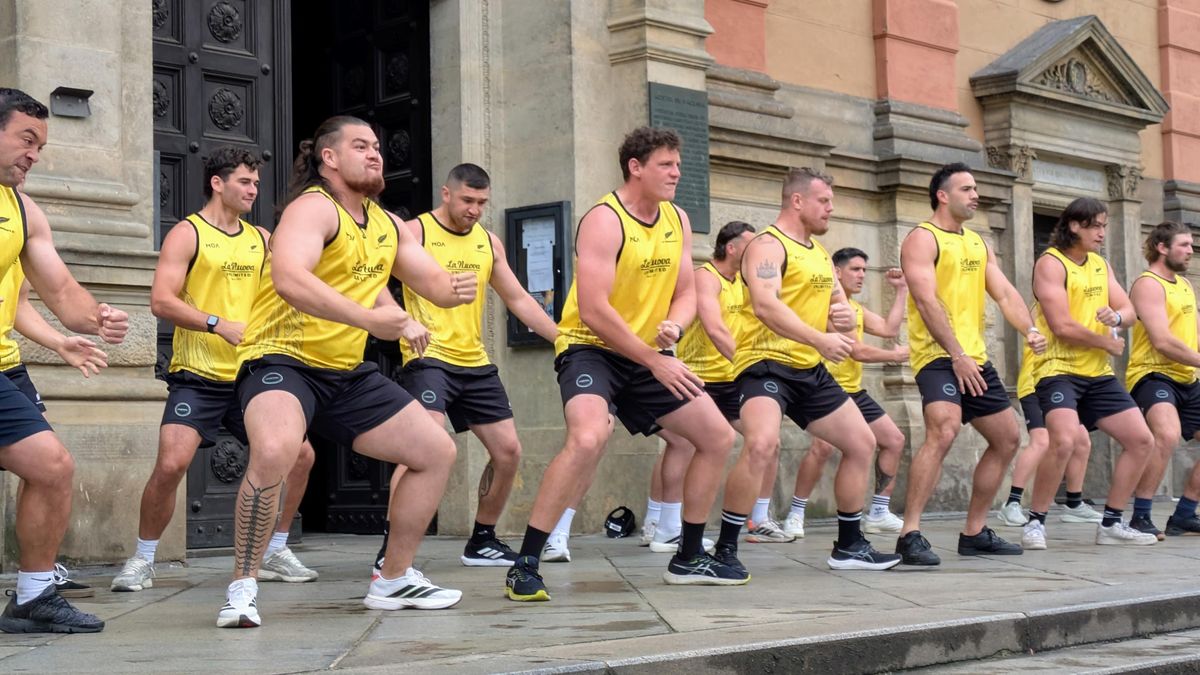 Foto: Ragbisté Nového Zélandu předvedli na náměstí před kostelem Haku