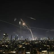 Izraelský systém protivzdušné obrany Iron Dome sestřeluje íránské rakety nad Tel Avivem, 13. června. Írán útokem reaguje na sérii izraelských úderů proti svým jaderným zařízením a představitelům armády. Noční útok zabil mimo jiné šéfa Íránských revolučních gard, náčelníka generálního štábu íránské armády a několik velitelů letectva.