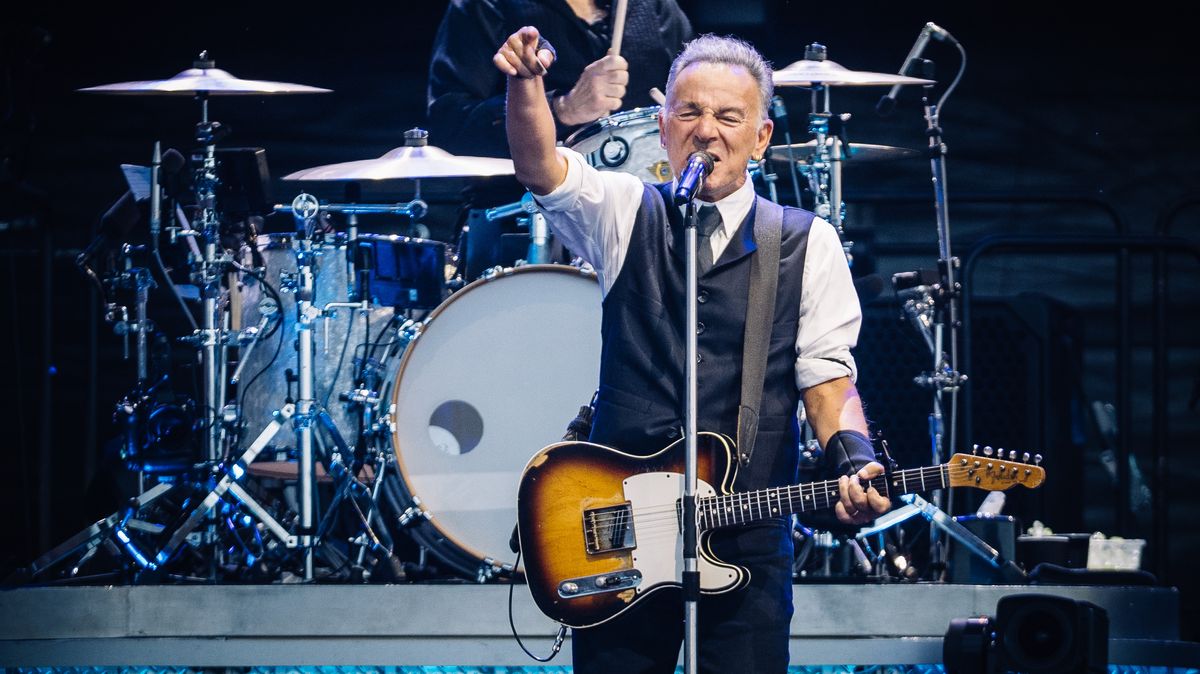 Recenze: Bruce Springsteen přivolal déšť a kritizoval Trumpa