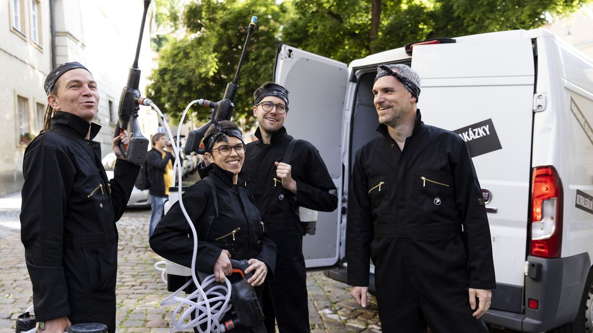Vstávali ve čtyři ráno a vyrazili za Babišem. Piráti zahájili „protikorupční úklid“