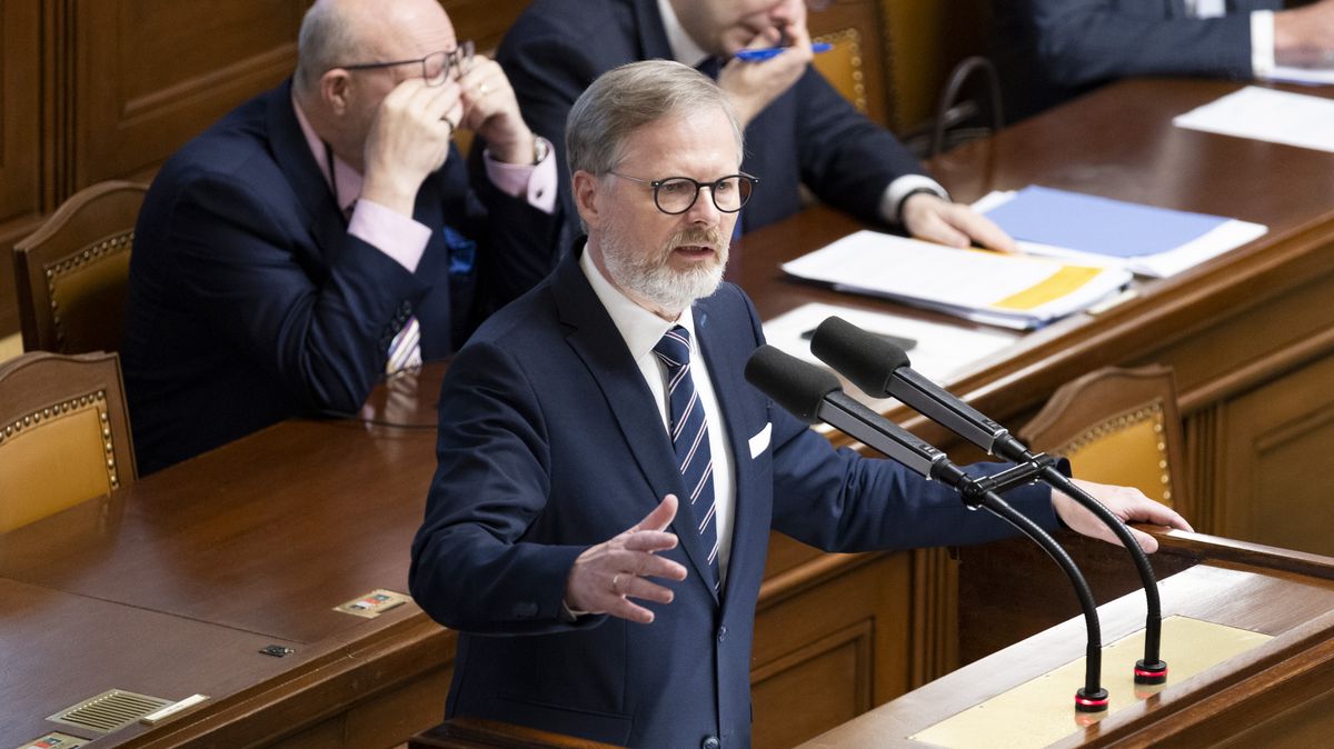 Vlevo dole: Politici ztratili zábrany, už po sobě házejí bahnem