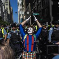 Protestující pochodují ulicemi centra města v rámci celonárodní demonstrace No Kings v Chicagu ve státě Illinois.