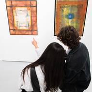Návštěvnice si prohlížejí díla Františka Skály na výstavě v Trafo Gallery.