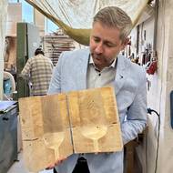 Jiří Jílek ukazuje jednu z forem. 