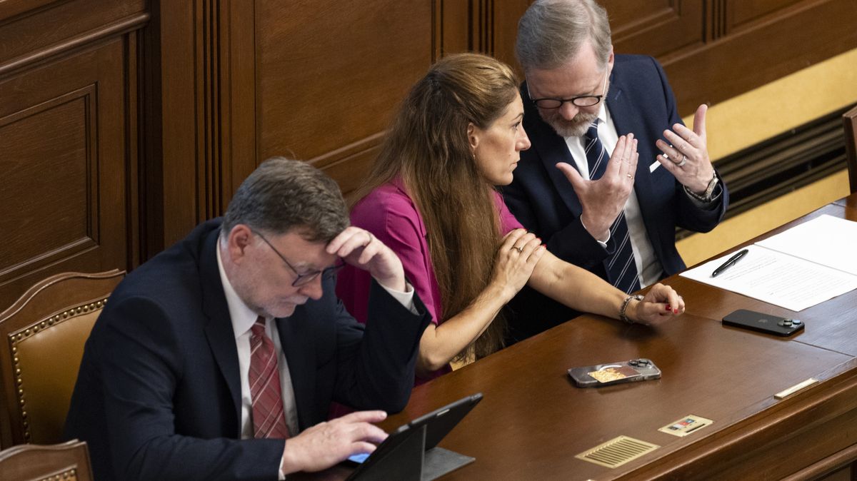 Pád jednoho ministra nestačí. Pozornost opozice se obrací na Stanjuru a Decroix