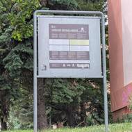 Cedule před dětským hřištěm, na které návštěvníci hostelu chodí trávit volné chvíle.