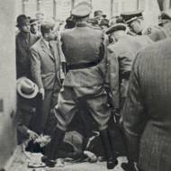 Komisař Pannwitz ukazuje na mrtvého parašutistu. S postojem vítěze K. H. Frank.