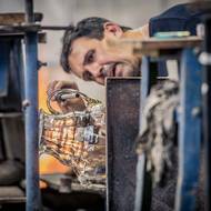 Skláři musí mít přesnou ruku i trpělivost.