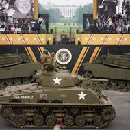 Přehlídky se zúčastnilo na 150 kusů vojenské techniky. Na snímku jsou vojáci v uniformách z druhé světové války v legendárním tanku Sherman.