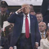 V ten samý den své narozeniny slavil i prezident a současně vrchní velitel ozbrojených sil Donald Trump. Kritici ho obviňují z velikášství a politizace ozbrojených sil USA.